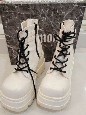 Shaker-52 white vegan leather ankle boots